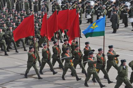 Полигон `Алабино`. Репетиция Парада Победы , который пройдет 9 мая на Красной площади. На снимке:  военнослужащие парадного расчета пешей.