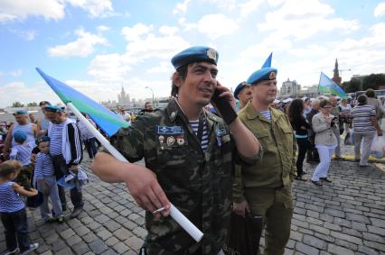 Красная площадь.  Празднование Дня Воздушно-десантных войск РФ .  На снимке: мужчина с флагом ВДВ и мобильным телефоном.