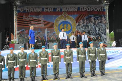 Красная площадь. Празднование Дня Воздушно-десантных войск РФ . На снимке: командующий ВДВ РФ Владимир Шаманов (в центре на сцене)