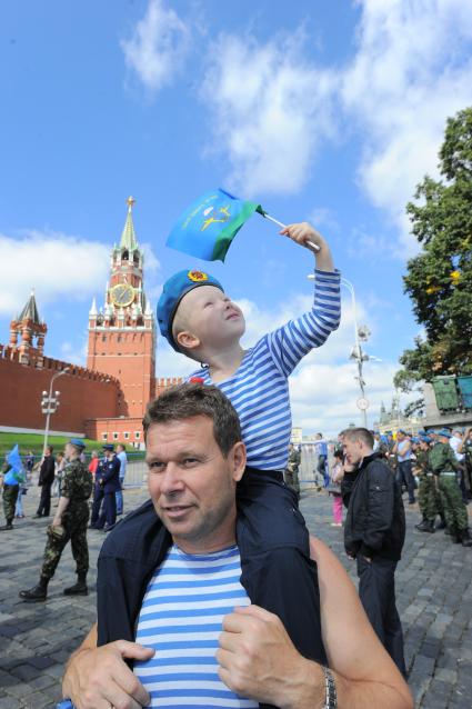 Красная площадь.  Празднование Дня Воздушно-десантных войск РФ .  На снимке: отец и сын.