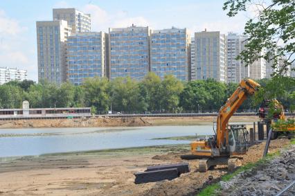 Реставрационные работы в усадьбе `Останкино`. На снимке: дворцовый пруд.