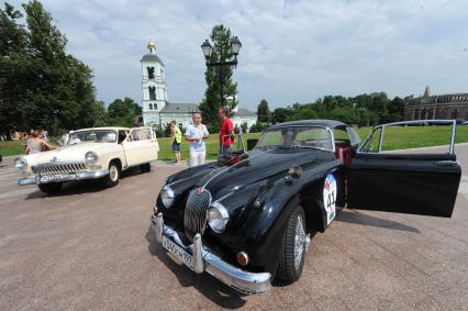 Музей-заповедник `Царицыно`. Ралли старинных автомобилей Bosch Moskau Klassik. На снимке: автомобиль Jaguar.