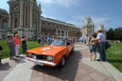 Музей-заповедник `Царицыно`. Ралли старинных автомобилей Bosch Moskau Klassik. На снимке: автомобиль Ford