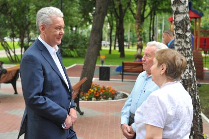 Народный парк в районе Зюзино на Юго-Западе Москвы. На снимке:  врио мэра Москвы Сергей Собянин во время посещения парка после открытия.