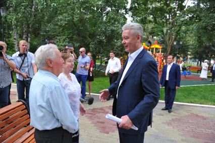 Народный парк в районе Зюзино на Юго-Западе Москвы. На снимке:  врио мэра Москвы Сергей Собянин во время посещения парка после открытия.