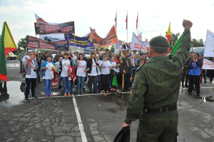 Алабино. Перед началом соревнований по танковому биатлону. На снимке: группы поддержки участников соревнования.