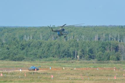 Алабино. Соревнования по танковому биатлону. На снимке: вертолет Ми-8МТ.