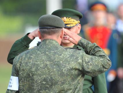 Алабино. Перед началом соревнований по танковому биатлону. На снимке: министр обороны РФ, генерал армии Сергей Шойгу.