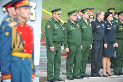 Алабино. Перед началом соревнований по танковому биатлону. На снимке (слева направо): министр обороны РФ, генерал армии Сергей Шойгу, заместитель министра обороны РФ, генерал армии Дмитрий Булгаков и заместитель министра обороны РФ, генерал-полковник Олег Остапенко.