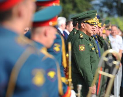 Алабино. Перед началом соревнований по танковому биатлону. На снимке: министр обороны РФ, генерал армии Сергей Шойгу.