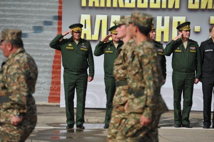 Алабино. Перед началом соревнований по танковому биатлону. На снимке: министр обороны РФ, генерал армии Сергей Шойгу (слева), заместитель министра обороны РФ, генерал армии Дмитрий Булгаков (второй слева) и заместитель министра обороны РФ, генерал-полковник Олег Остапенко (справа).