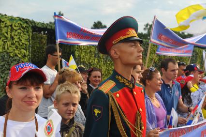 Алабино. Перед началом соревнований по танковому биатлону. На снимке: группы поддержки участников соревнования.