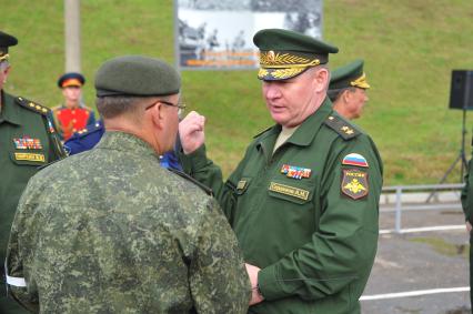 Алабино. Перед началом соревнований по танковому биатлону. На снимке:  командующий 5-й Краснознаменной общевойсковой армией, генерал-майор Андрей Сердюков.