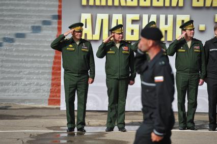 Алабино. Перед началом соревнований по танковому биатлону. На снимке (слева направо): министр обороны РФ, генерал армии Сергей Шойгу, заместитель министра обороны РФ, генерал армии Дмитрий Булгаков и заместитель министра обороны РФ, генерал-полковник Олег Остапенко.