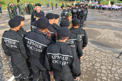 Алабино. Перед началом соревнований по танковому биатлону. На снимке: военнослужащие танковых войск.