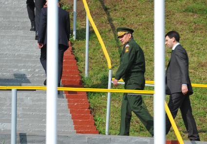 Алабино. Перед началом соревнований по танковому биатлону. На снимке: министр обороны РФ, генерал армии Сергей Шойгу (слева) и помощник президента РФ Игорь Щеголев.