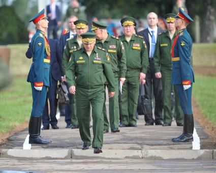 Алабино. Перед началом соревнований по танковому биатлону. На снимке: министр обороны РФ, генерал армии Сергей Шойгу (в центре).