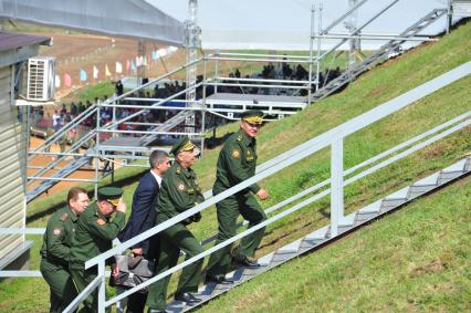 Алабино. Соревнования по танковому биатлону. На снимке: командующий войсками Западного военного округа,
генерал-полковник Анатолий Сидоров (второй слева), первый заместитель министра обороны РФ, генерал-армии Аркадий Бахин (второй справа) и министр обороны РФ, генерал армии Сергей Шойгу (справа).