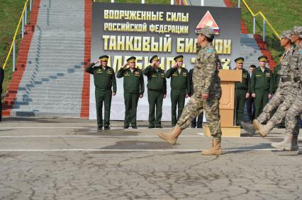 Алабино. Перед началом соревнований по танковому биатлону. На снимке (слева направо): министр обороны РФ, генерал армии Сергей Шойгу, заместитель министра обороны РФ, генерал армии Дмитрий Булгаков, первый заместитель министра обороны РФ, генерал-армии Аркадий Бахин и заместитель министра обороны РФ, генерал-полковник Олег Остапенко.