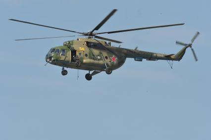 Алабино. Соревнования по танковому биатлону. На снимке: вертолет Ми-8МТ.