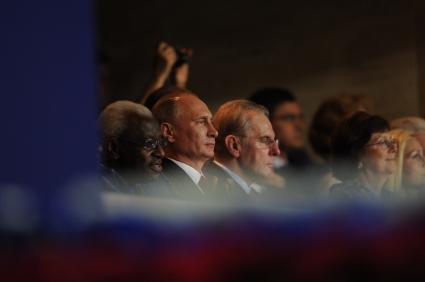 СК \"Лужники\". Церемония открытия чемпионата мира по легкой атлетике 2013. На снимке: глава Международной ассоциации легкоатлетических федераций (IAAF) Ламин Диак, президент России Владимир Путин и президент Международного олимпийского комитета Жак Рогге ( в центре слева направо)