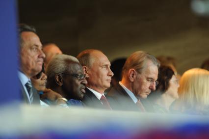 СК \"Лужники\". Церемония открытия чемпионата мира по легкой атлетике 2013. На снимке: министр спорта РФ Виталий Мутко, глава Международной ассоциации легкоатлетических федераций (IAAF) Ламин Диак, президент России Владимир Путин и президент Международного олимпийского комитета Жак Рогге ( в центре слева направо)