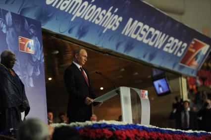 СК \"Лужники\". Церемония открытия чемпионата мира по легкой атлетике 2013. На снимке: глава Международной ассоциации легкоатлетических федераций (IAAF) Ламин Диак и президент России Владимир Путин (слева направо)