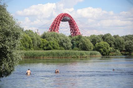 `Серебряный Бор`. На снимке: люди купаются в речке