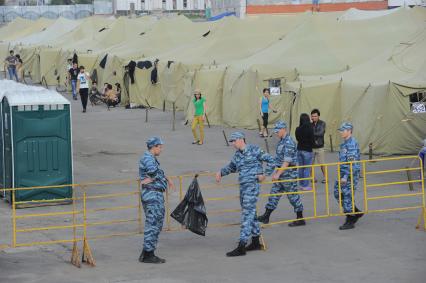 Гольяново. Лагерь для готовящихся к депортации нелегальных мигрантов. На снимке: мигранты и сотрудники правохранительных органов.