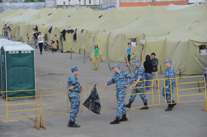 Гольяново.  Лагерь для готовящихся к депортации нелегальных мигрантов. На снимке: мигранты  и сотрудники правохранительных органов.