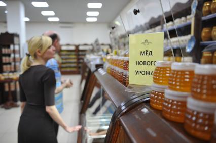Магазин мёда. ул. Новокузнецкая 9. На снимке: женщина покупает мед нового урожая