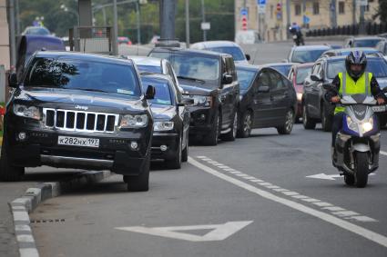 Автомобили припаркованные на выделенной линии.