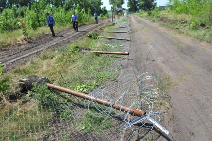 п. Елань-Колено. Люди против добычи никеля в Новохоперском районе. На снимке:  забор с колючей проволокой.