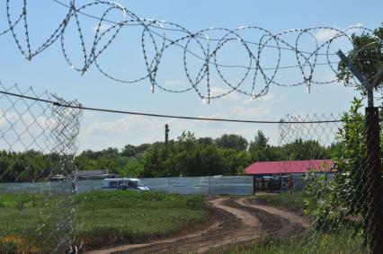 п. Елань-Колено. Люди против добычи никеля в Новохоперском районе. На снимке:  забор с колючей проволокой.