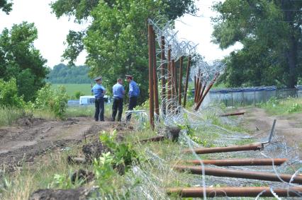 п. Елань-Колено. Люди против добычи никеля в Новохоперском районе. На снимке:  забор с колючей проволокой.