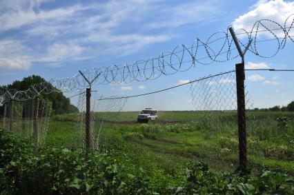 п. Елань-Колено. Люди против добычи никеля в Новохоперском районе. На снимке:  забор с колючей проволокой.