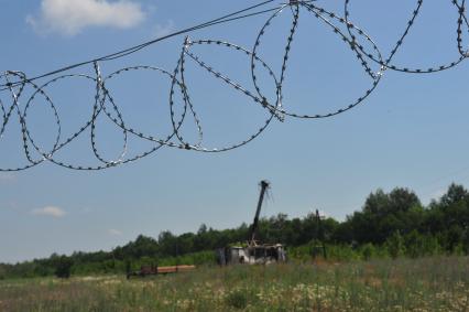 п. Елань-Колено. Люди против добычи никеля в Новохоперском районе. На снимке:  забор с колючей проволокой.