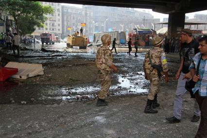 Ситуация в Каире. Операция египетских военнослужащих по освобождению мечети Аль-Фатх от вооруженных исламистов - сторонников движения `Бртья мусульмане`.