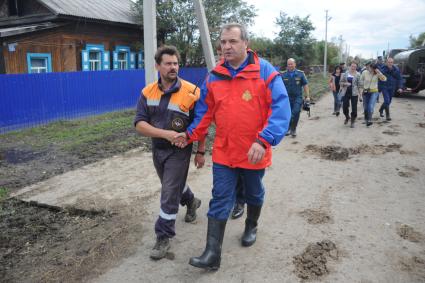 Наводнение в Приамурье. На снимке: министр МЧС РФ Владимир Пучков (справа), прибывший в зону подтопления.