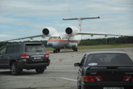 Наводнение в Приамурье. Министр МЧС РФ Владимир Пучков прибыл в зону подтопления. На снимке: самолет МЧС РФ Ан-74 на аэродроме.