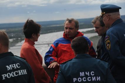 Наводнение в Приамурье. На снимке: министр МЧС РФ Владимир Пучков (в центре), прибывший в зону подтопления.