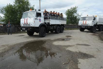 Наводнение в Приамурье. На снимке: камаз со спасателями.