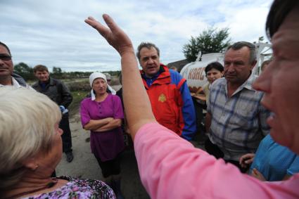 Наводнение в Приамурье. На снимке: министр МЧС РФ Владимир Пучков (в центре), прибывший в зону подтопления.