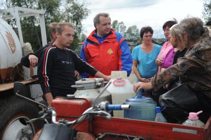 Наводнение в Приамурье. На снимке: министр МЧС РФ Владимир Пучков (в центре), прибывший в зону подтопления.