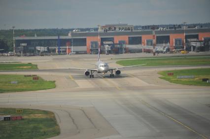 Аэропорт Шереметьево. На снимке: airbus A320.