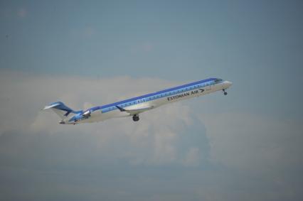 Самолет ES-ACD - Estonian Air в небе.