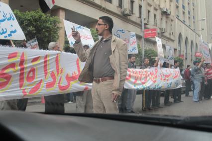 Каир. На снимке: демонстрация в поддержку нового правительства Египта в одном из переулков площади Тахрир.