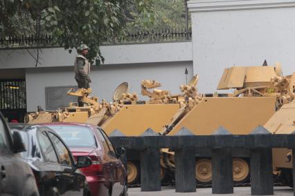 Каир. На снимке: танки у посольства Великорбритании.