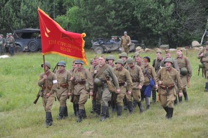 Военно-историческая реконструкция событий Второй мировой. На снимке: солдаты с боевым знаменем.