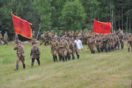 Военно-историческая реконструкция событий Второй мировой. На снимке: солдаты с боевым знаменем.